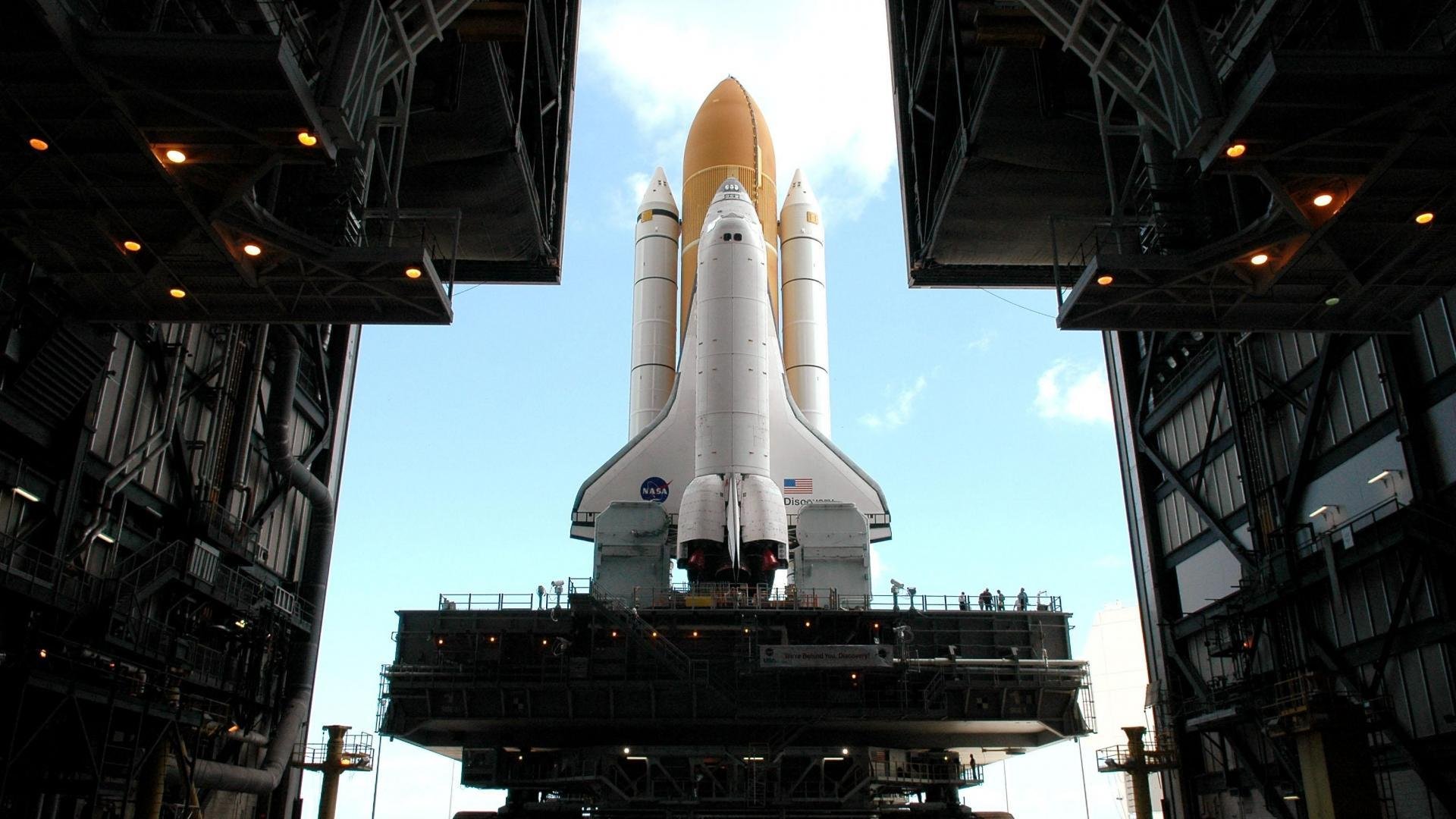 赛道与绿茵场，揭幕战之夜的极致共鸣