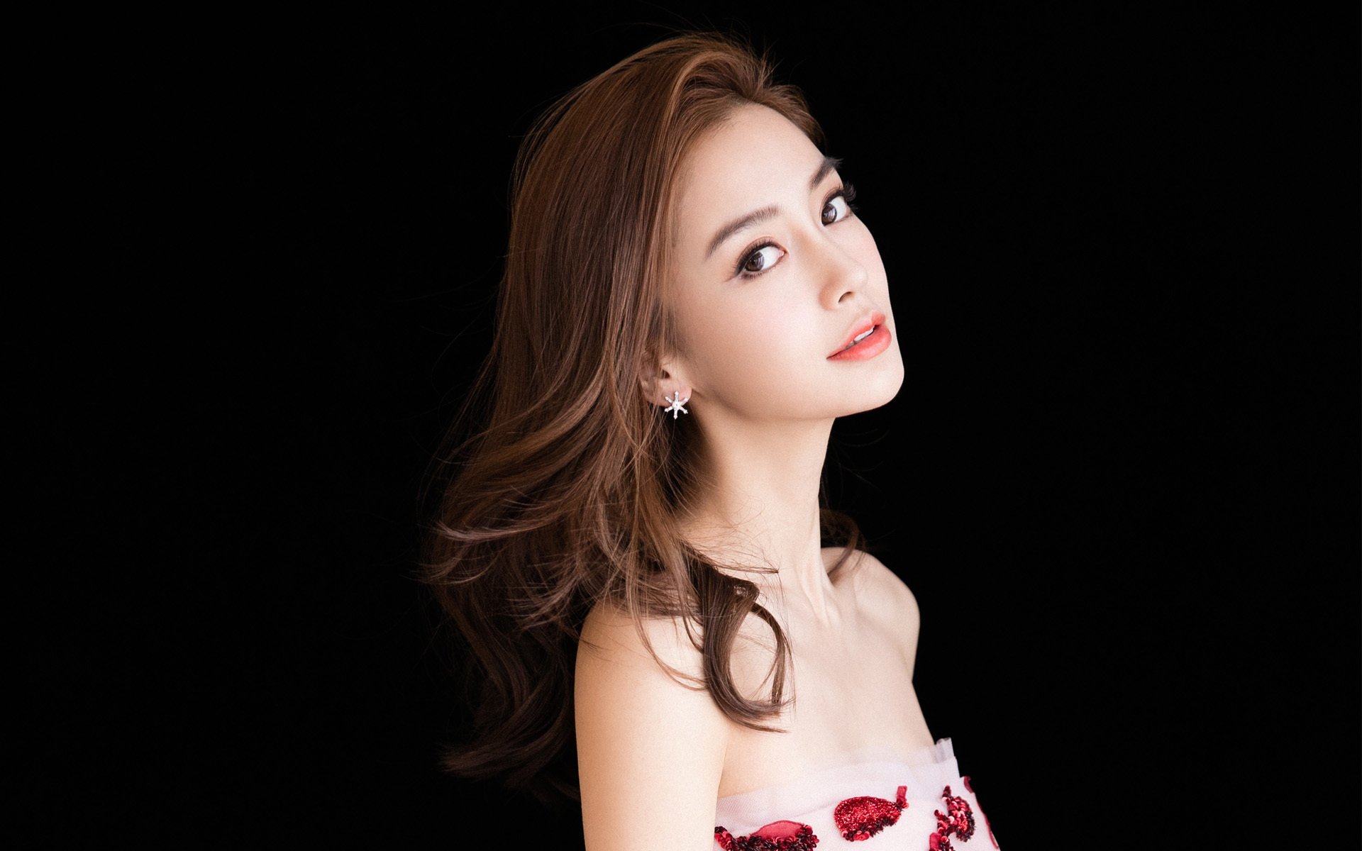 单圈三秒，一声蜂鸣，那晚，他让无声成为最响亮的引擎轰鸣